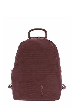 Sac à dos compact bordeaux avec un tissu texturé, une poignée arrondie en haut et un logo de marque discret au centre avant.