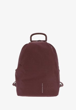 Zaino compatto color marrone bordeaux con tessuto testurizzato, manico superiore arrotondato e logo del marchio discreto al centro anteriore.