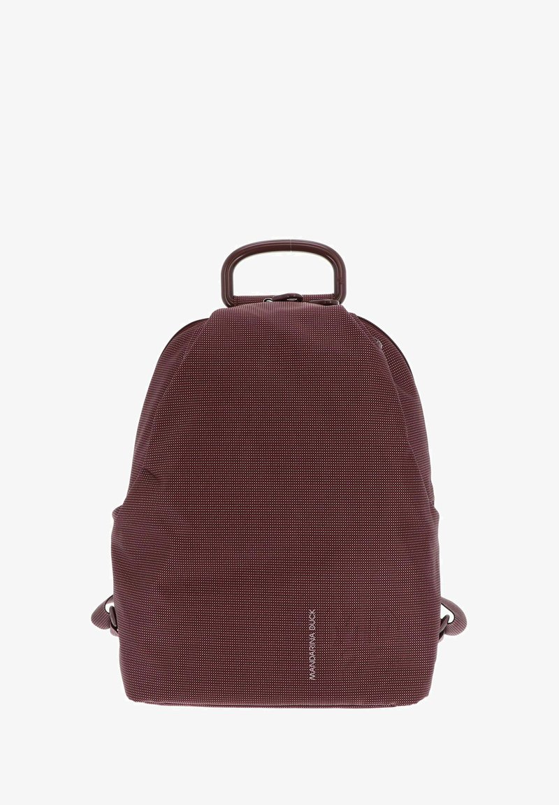 Sac à dos compact bordeaux avec un tissu texturé, une poignée arrondie en haut et un logo de marque discret au centre avant.