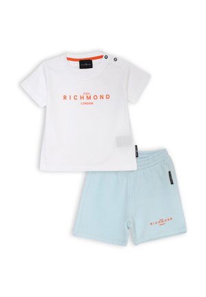 T-shirt bianco a maniche corte con la scritta arancione "JOHN RICHMOND LONDON", abbinato a pantaloni corti azzurri chiari con branding coordinato e vita elastica.
