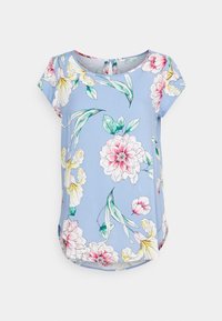 Blusa floreale in tessuto azzurro chiaro, con fiori rosa e gialli, maniche corte, scollatura rotonda e dettagli di orlo curvo.