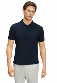 Granatowa koszulka polo z gładkiego materiału, z klasycznym kołnierzykiem, krótkimi rękawami i trzema guzikami. Prosty, czysty design.