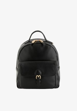 Mochila de cuero negro texturizado con asa superior, bolsillo frontal con solapa asegurado con una hebilla dorada y cierres dobles con cremallera dorada en el compartimento principal.
