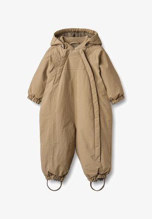 Beżowy ocieplany kombinezon z kapturem, elastycznymi mankietami i sznurkiem w talii. Charakteryzuje się gładką fakturą i dwoma pętlami u podstawy nogawek.