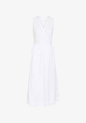 Bijela bezrukavna haljina na preklop s V-izrezom, podesivim pojasom i rubom s suptilnim vezom. Izrađena od lagane tkanine.