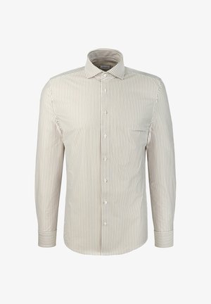 Chemise pour homme à manches longues avec boutons, à rayures verticales beiges et blanches, col pointu sur fond blanc.