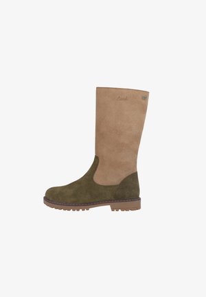 Bottes en suede hauteur genou avec un design bicolore ; partie supérieure beige et partie inférieure vert olive. Caractéristiques d'une semelle en caoutchouc et de coutures contrastantes.