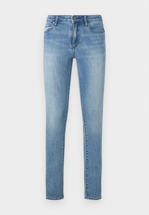 Lyseblå slim-fit jeans med falmede detaljer, front knaplukning og femlomme styling vist på en ensfarvet baggrund.