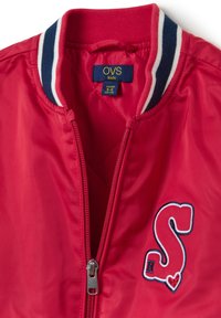 Rote Bomberjacke mit gestepptem Design, ausgestattet mit einem blau-weißen gestreiften Kragen, Frontreißverschluss und einem dekorativen gestickten Buchstaben "S."