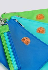 Tre pochette con zip in nylon blu, verde e turchese, dotate di una patch in pelle con logo e dettagli in tessuto a contrasto.