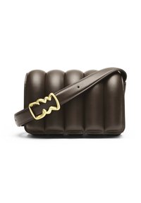 Borsa a tracolla marrone imbottita con finitura liscia, forma rettangolare e fibbia dorata su una tracolla abbinata, caratterizzata da un design strutturato.