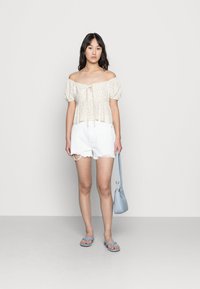 Hollister Co. TIE FRONT BABYDOLL  - Blusa - white/yellow