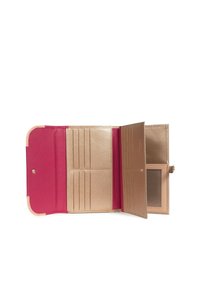 Portafoglio pieghevole in rosa e oro. Presenta diversi slot per carte, una finestra trasparente per l'ID e una chiusura a scatto. Finitura in pelle texture.