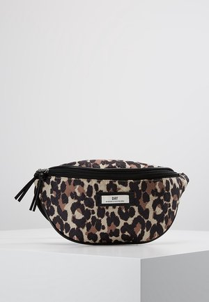 Talje taske i leopardprint stof med sort lynlås og label med teksten "DAY Birger et Mikkelsen" foran.