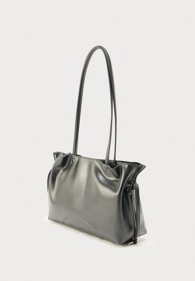 Μαύρη τσάντα από λείο δέρμα με μακριές λεπτές λουρίδες ώμου και ελαφρώς χαλαρή ορθογώνια μορφή.