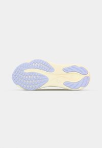 Semelle de chaussure en crème et lavande, avec un motif en vagues et une texture antidérapante. Remarquable pour son design flexible et ses rainures de traction détaillées.