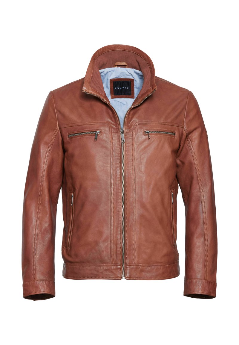Chaqueta de cuero marrón con un alto cuello, dos bolsillos en el pecho con cremallera y una textura suave. Forrada con tela de color azul claro, con costuras mínimas.