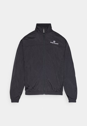 Zwarte lichtgewicht jas met een hoge kraag, een ritssluiting aan de voorkant, elastische manchetten en zoom. Heeft een wit logo op de borst. Soepele textuur.