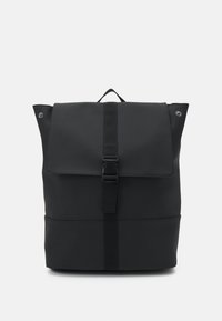 Sac à dos noir à rabat enroulable avec sangle à boucle à l'avant, boutons-pression latéraux et poignée de transport sur le dessus, présenté sur un fond uni.