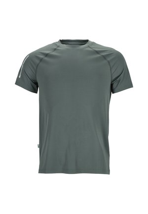 Kortärmad sports T-shirt i mørkegrønt stof med rund halsudskæring, flade sømme og en lille reflekterende detalje på venstre skulder.