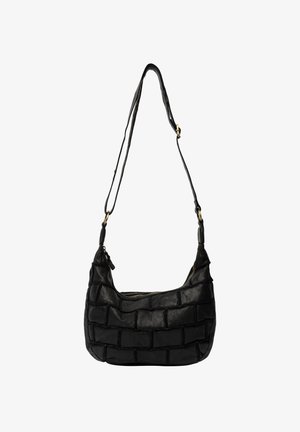 Fekete bőr kézitáska steppelt mintázattal, ívelt formával és egyetlen pánttal. Cipzáras záródás és diszkrét fényesség jellemzi.