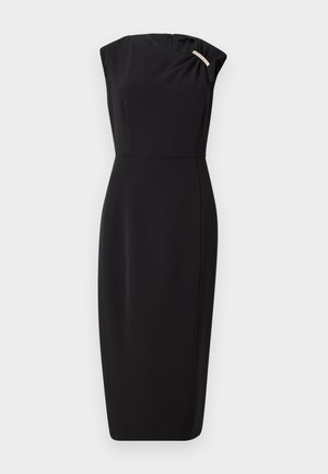 Vestido negro con una silueta ajustada, diseño sin mangas y un escote drapeado. Presenta un detalle de cierre lateral y una textura de tela suave.