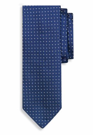 Niebieski męski krawat z teksturowanej tkaniny z małym wzorem białych kwadratów, starannie złożony na białym tle.