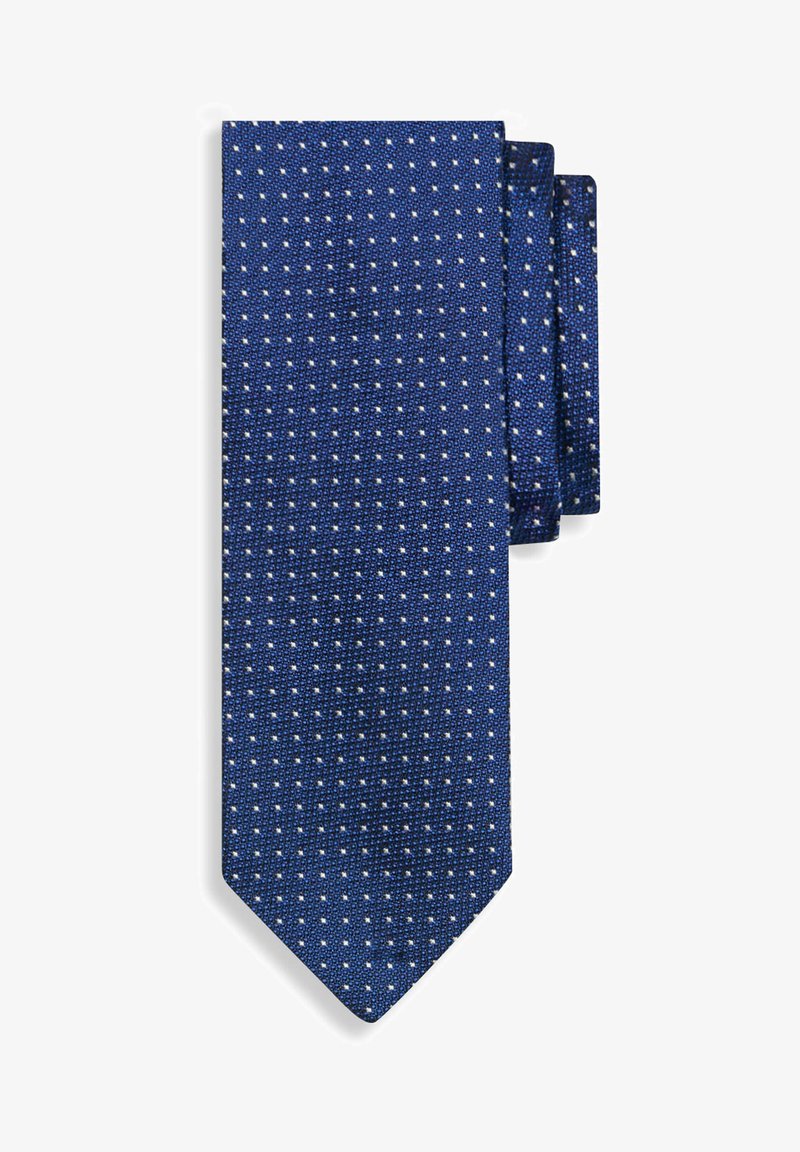 Blauwe herenstropdas met een gestructureerde stof en een klein wit vierkant patroon, netjes gevouwen tegen een witte achtergrond.