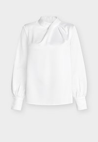 Bluza albă cu mâneci lungi și guler înalt, având un design drapat în partea din față, manșete elastice și o textură netedă, lucioasă.