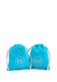 To turquoise trækposer lavet af blødt stof, med et hvidt rundt logo med teksten "Elli by Julie & Grace." Glat overflade.