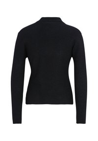 Svart tröja med en figursydd design, långa ärmar och en subtil glansig textur. Har en klassisk krage och en slät yta utan dekorationer.