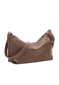 Borsa in pelle marrone con un design curvo e angolare, chiusura con zip e una singola tracolla regolabile. Texture liscia, hardware minimale.
