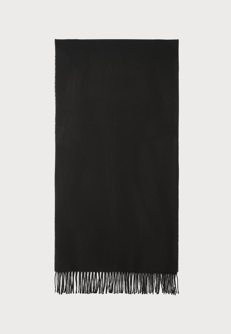 Écharpe noire en tricot avec des bords frangés, texture douce, forme rectangulaire et design minimaliste. Présente un petit logo dans un coin.