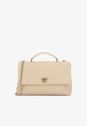 Beige læderhåndtaske med chevron-syning, guldfarvet drejelås, top-håndtag og guldkæde skulderrem på hvid baggrund.