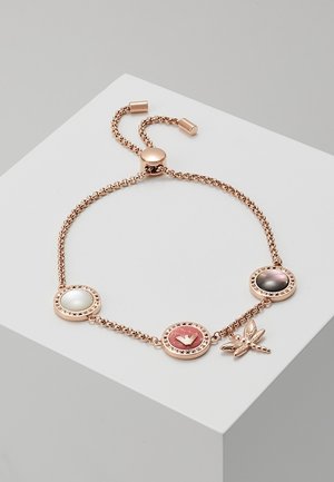 Bracciale regolabile in oro rosa con tre charm circolari, inclusi bianco, rosa con logo, madreperla nera e un charm a forma di libellula.