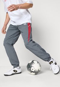 Umbro RELAXED TRACK PANT - Trainingsbroek - iron gate/red dahlia/brilliant white