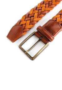 Brauner geflochtener Leder-Gürtel mit glatten Wildleder- und Lederelementen. Mit rechteckiger Messingschnalle und gestickten Kantenverzierungen.