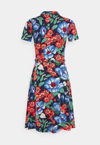Abito navy a maniche corte, con colletto, vita con cintura e un grande motivo floreale blu, rosso e bianco che copre tutto il tessuto.