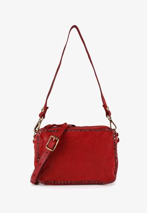 Rote Leder-Umhängetasche mit Nieten entlang der Kanten, verstellbarem Riemen und goldfarbenen Hardware-Akzenten. Rechteckige Form, glatte Oberfläche.