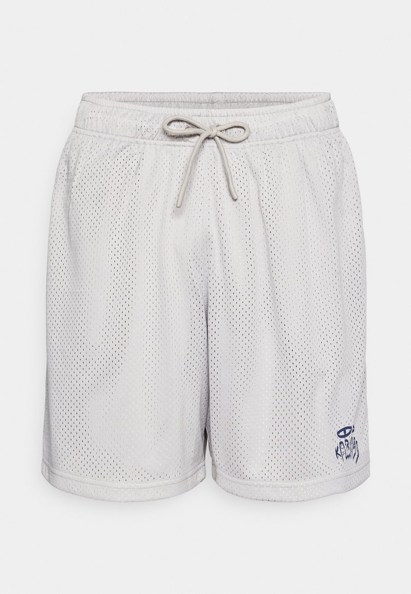 Calções atléticos de malha cinza claro com cintura elástica, cordão na frente e um pequeno gráfico azul-escuro perto da bainha na perna esquerda.