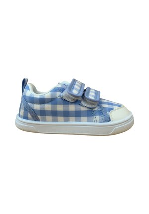Zapatilla deportiva para niño pequeño con cuadritos azules y blancos, suela de goma blanca y dos tiras ajustables de velcro, vista lateral sobre fondo blanco.