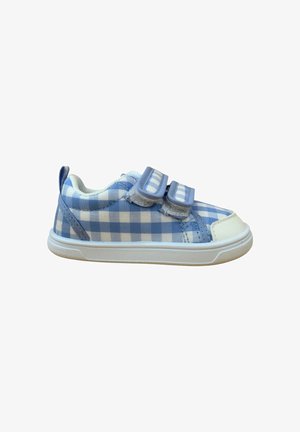 Zapatilla deportiva para niño pequeño con cuadritos azules y blancos, suela de goma blanca y dos tiras ajustables de velcro, vista lateral sobre fondo blanco.