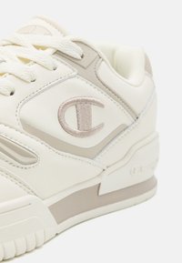 Champion POINT LOW TECH - Zapatillas de baloncesto - offwhite/taupe