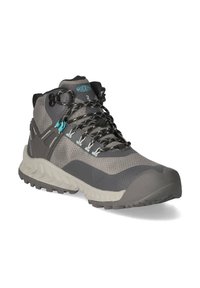Scarpe da trekking alte in mesh grigio con accenti grigio scuro, caratterizzate da una suola testurizzata, lacci neri e un dettaglio a toggle blu brillante.