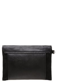 Musta nahkainen clutch-laukku, jossa on sileä pinta, taitettavan läpän ja hienovaraiset ompeluyksityiskohdat. Suorakulmion muotoinen, tyylikäs muotoilu.
