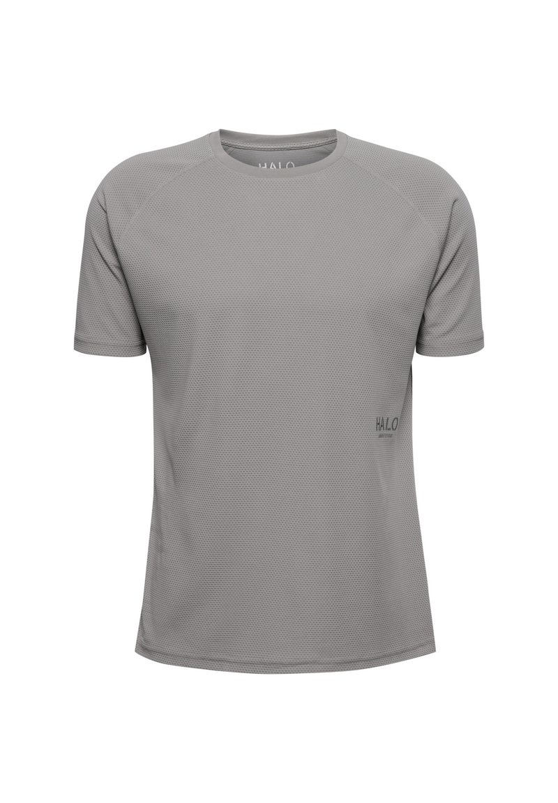 Szara koszulka z krótkim rękawem o teksturowanym wzorze siateczkowym, z okrągłym dekoltem i subtelnym logo w pobliżu dołu. Casualowy krój i przewiewny materiał.