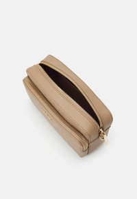 Pochette cosmetica rettangolare beige realizzata in pelle texturizzata, con due cerniere dorate e apertura superiore. Interno di colore scuro.