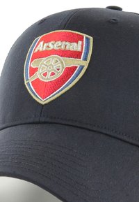 Cappellino da baseball blu navy con un emblema del club calcistico Arsenal ricamato sul davanti in rosso, oro e blu.