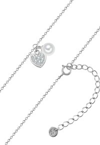 Sølv kæde med et hjerteformet vedhæng med klare sten og en perlependant. Inkluderer en lille rund lås.