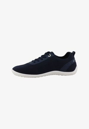 Marineblaue Sneaker aus Mesh mit weißer Gummisohle, ausgestattet mit runden Schnürsenkeln, Metallösen und einem strukturierten Design am Obermaterial.